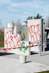 Spielplatz, Absperband, Absperrung, Spielplatz wegen Coronavirus geschlossen, betreten verboten,...
