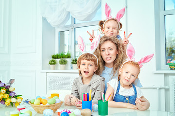 Obraz na płótnie Canvas cheerful mother with children