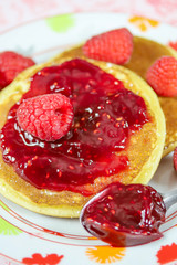 pancake à la confiture de framboises dans une assiette