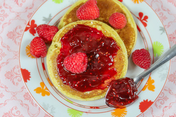 pancake à la confiture de framboises dans une assiette