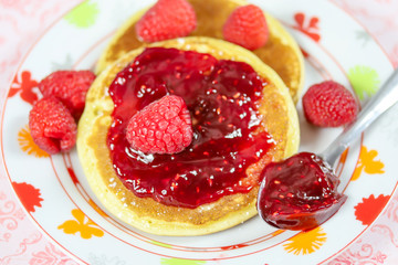 pancake à la confiture de framboises dans une assiette