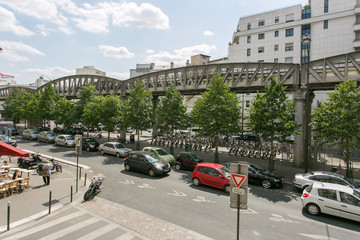 Vue du métro aérien parisien dans le 15e arrondissement