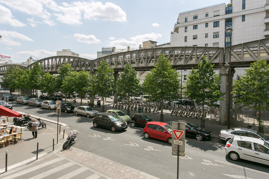 Vue du m&eacute;tro a&eacute;rien parisien dans le 15e arrondissement