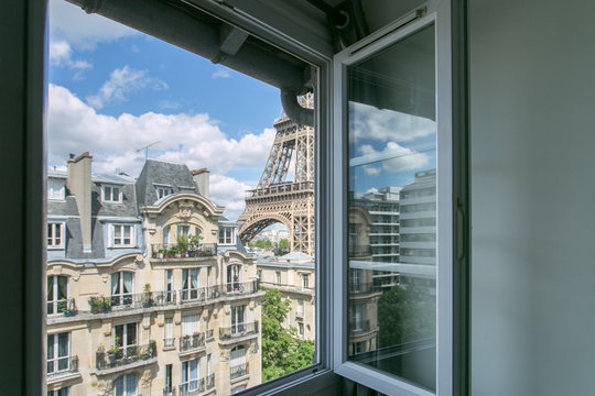 Vue sur la Tour Eiffel depuis la fen&ecirc;tre