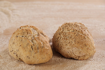 Zwei schöne selbst gebackene Brötchen, frisch und knusprig