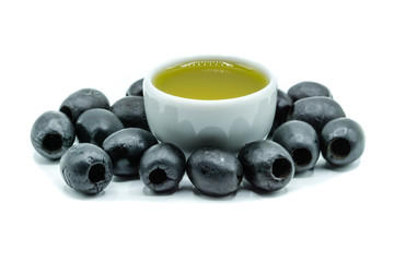 Olivenöl isoliert auf einem weißen Hintergrund