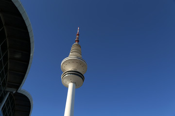 Obraz premium Hamburg, Fernsehturm und blauer Himmel im Frühling