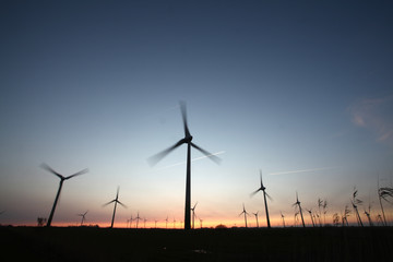 Windturbinen an der Nordseeküste bei Sonnenuntergang