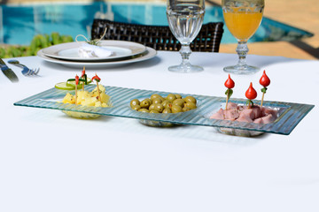 Petisco na travessa mesa posta