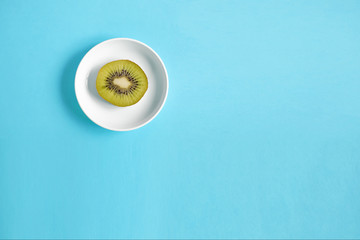 Kiwi fruit on small plate. Vitamin c, folic acid, nutrition, dietary fiber, health, etc.　小皿のキウイフルーツ、ビタミンC、葉酸、健康、栄養、食物繊維など