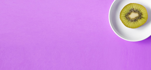 Obraz na płótnie Canvas Kiwi fruit on small plate. Vitamin c, folic acid, nutrition, dietary fiber, health, etc.　小皿のキウイフルーツ、ビタミンC、葉酸、健康、栄養、食物繊維など