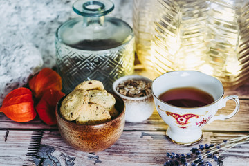 Tasse de thé, muesli et petits biscuits à la cannelle
