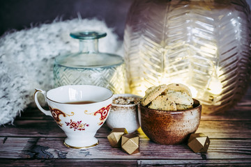 Tasse de thé, muesli et petits biscuits à la cannelle