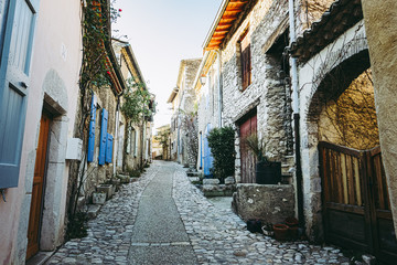 Ruelle pavée avec maisons anciennes, Drôme France