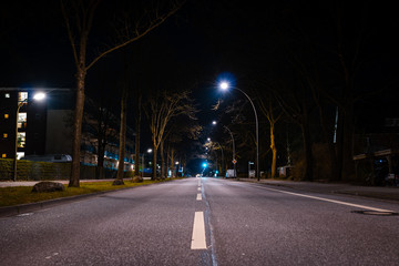 Leere Straße bei Nacht