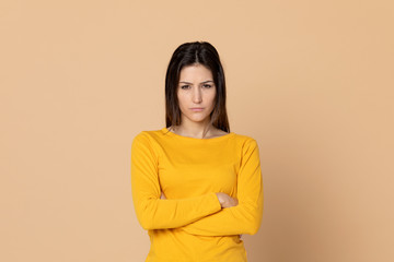 Obraz premium Attractive young girl wearing a yellow T-shirt