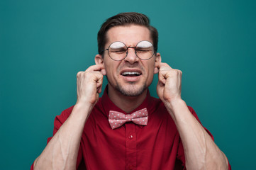 Obraz premium Portrait of young man clutching his head