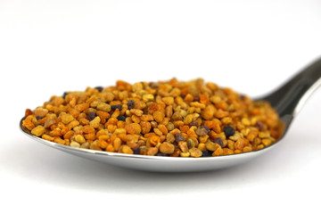 Propolis Blütenpollen Bienenpollen auf einem Löffel