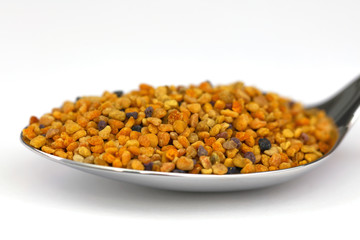 Propolis Blütenpollen Bienenpollen auf einem Löffel