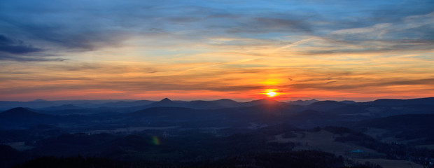 Fototapeta na wymiar Sonnenuntergang auf dem Hochwald mit Bergen, Zittauerer Gebirge