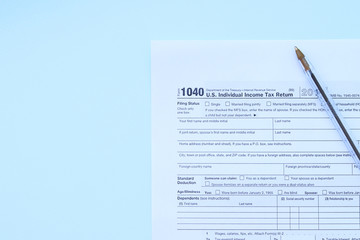 Obraz premium Olenegorsk, Russia-April 07, 2020:Form 1040 tax form and pen. Time to fill out the tax form. Selective focus. Special treatment.