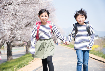 新学期を迎える小学生の男の子と女の子