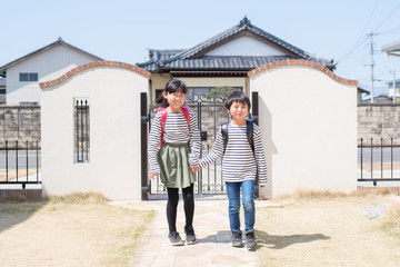 家に帰る小学生の男の子と女の子