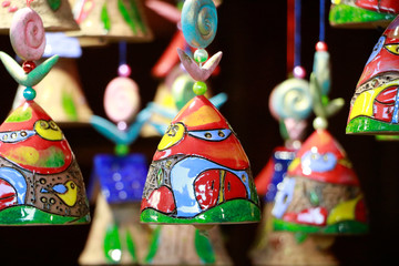Dekorationsgegenstände auf dem Weihnachtsmarkt