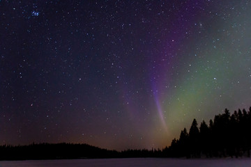 Naklejka premium Nieśmiałe północne światło na nocnym niebie Laponii