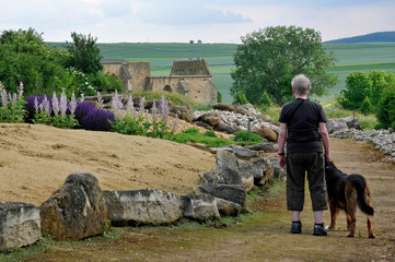 strandpfad der sinne bei der beller kirche bei eckelsheim