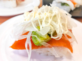 Fototapeta na wymiar アボカドサーモンマヨネーズのお寿司