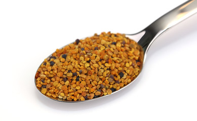 Propolis Blütenpollen Bienenpollen auf einem Löffel