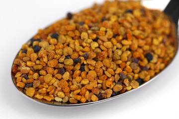 Propolis Blütenpollen Bienenpollen auf einem Löffel