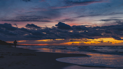 Fototapeta na wymiar Wieczorny spacer brzegiem morza Bałtyckiego 
