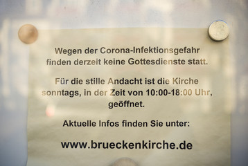 Information über abgesagten Gottensdienst in einem Schaukasten.