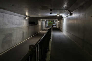 人のいない夜間のアンダーパス