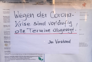 Information über abgesagte Termine in einem Schaukasten, am 25.03.20 in Nidderau-Windecken,...