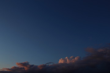 Wolken, Sonnenunteargang, Wolken leuchten im Lich vom Sonnenuntergang