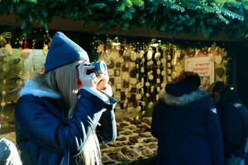 Frau macht Fotos