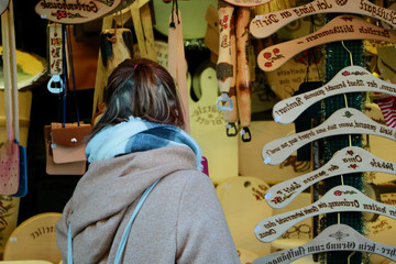 Dekorationsgegenstände auf dem Weihnachtsmarkt