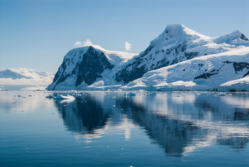 Fototapeta na wymiar Antarctic mountainous landscape,Antartic Peninsula.
