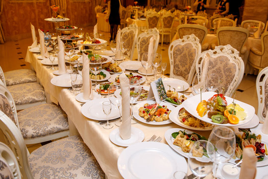 Dishes and snacks on the banquet table.