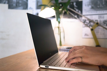home office B&uuml;ro remote schreibtisch arbeitsplatz work life balance junge person arbeitet am laptob zu Hause am Tisch