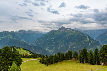 Naklejka premium Panorama Landschaft in Österreich mit Alpen, Berge und Wiesen im Zillertal