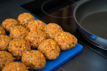 Frikadellen Gemüse Fleisch Paddys Kurkuma beim Anbraten in Teflonpfanne mit Kokosöl