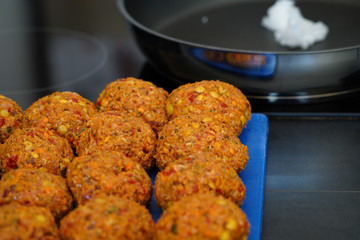 Frikadellen Gemüse Fleisch Paddys Kurkuma beim Anbraten in Teflonpfanne mit Kokosöl