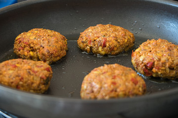 Frikadellen Gemüse Fleisch Paddys Kurkuma beim Anbraten in Teflonpfanne mit Kokosöl