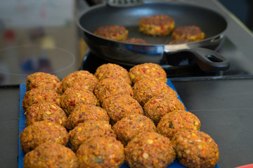 Frikadellen Gemüse Fleisch Paddys Kurkuma beim Anbraten in Teflonpfanne mit Kokosöl