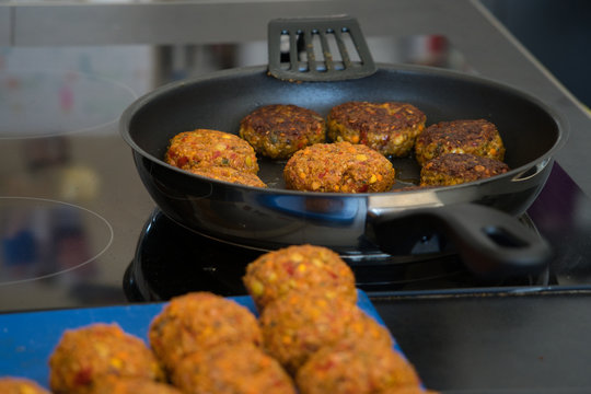 Frikadellen Gem&uuml;se Fleisch Paddys Kurkuma beim Anbraten in Teflonpfanne mit Kokos&ouml;l