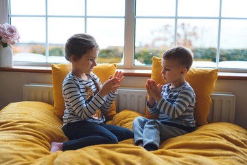 playing children at home isolation